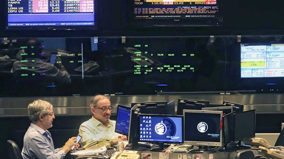 Bolsa. El CCL y el MEP, los dólares vinculados a títulos, marcaron nuevas subas esta semana.