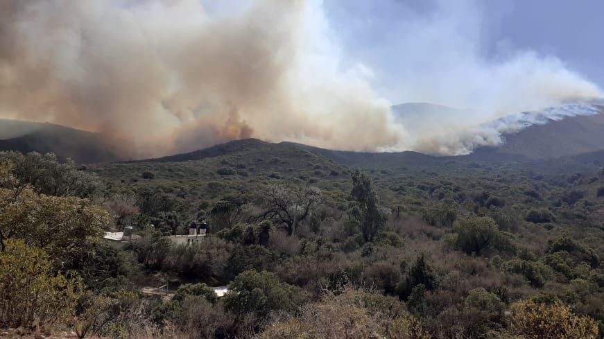 Con un fuego descontrolado, avanza el incendio en los departamentos Ischilín y Punilla.