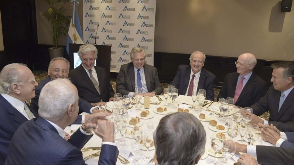 En AEA. Ya como Presidente, Alberto Fernández compartió almuerzo con dueños de empresas. A su derecha, Campos y Magnetto.