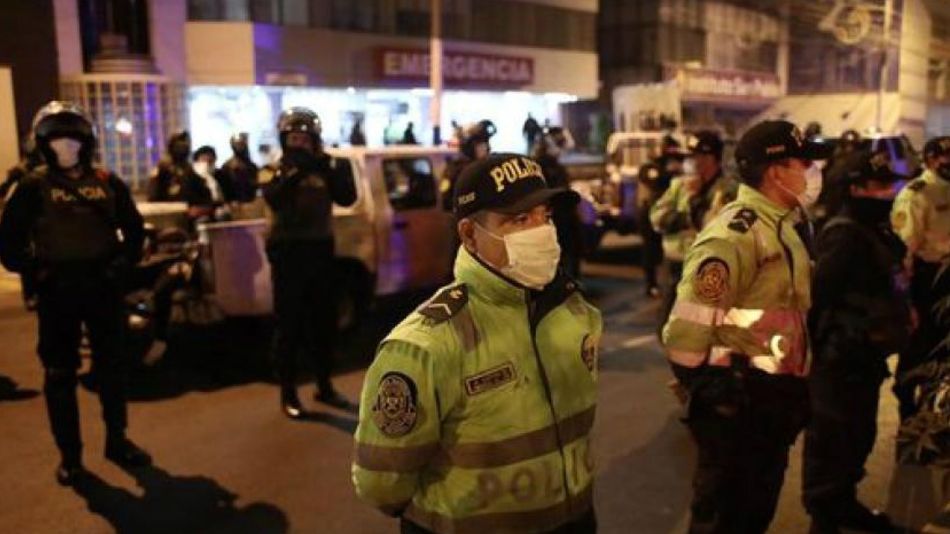 Policía frente a la discoteca en la que una fiesta clandestina terminó en tragedia.