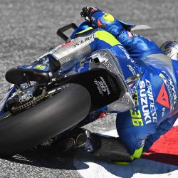 El piloto español del equipo Suzuki ECSTAR Joan Mir monta su moto durante la segunda ronda de entrenamiento del Gran Premio de Estiria de Moto GP en el circuito Red Bull Ring en Spielberg, Austria. | Foto:JOE KLAMAR / AFP