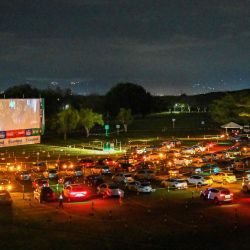 La gente ve una película desde sus autos estacionados a una distancia social segura, en un nuevo autocine, en medio del nuevo coronavirus, la pandemia COVID-19, en Cali, Colombia. | Foto:Luis Robayo / AFP