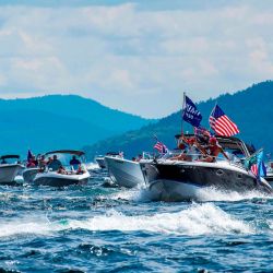 Cientos de navegantes desfilan en el lago Winnipesaukee para apoyar al presidente de los Estados Unidos, Donald Trump, en Laconia, New Hampshire. | Foto:Joseph Prezioso / AFP