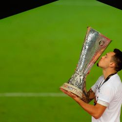 El centrocampista argentino del Sevilla Lucas Ocampos besa el trofeo después del partido de fútbol final de la UEFA Europa League Sevilla v Inter de Milán en Colonia, Alemania occidental. | Foto:Friedemann Vogel / POOL / AFP