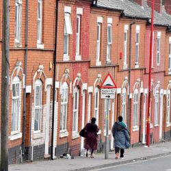La gente camina por una calle en el área de Handsworth de Birmingham, en el centro de Inglaterra, cuando la segunda ciudad de Gran Bretaña, hogar de más de un millón de personas, se convirtió en un  | Foto:JUSTIN TALLIS / AFP