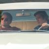 Leonardo DiCaprio y Brad Pitt en el Cadillac Coupe de Ville del film Había una vez... en Hollywood. Foto: Sony Pictures.