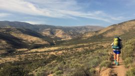 A pie por el Pacific Crest Trail en Estados Unidos. Quien viaja con tiempo ve más a la vera del camino. Foto: Ute Wessels/dpa