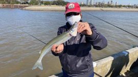 Tras cinco meses, se habilitó la pesca en el Club de Pescadores y en la Asociación Argentina de Pesca. Romina Trápaga fue la primera en capturar un pejerrey de 45 cm.