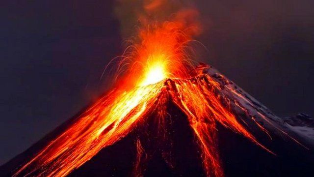 Volcán en erupción. 