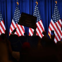 El presidente de los Estados Unidos, Donald Trump, habla mientras los delegados se reúnen durante el primer día de la Convención Nacional Republicana en Charlotte, Carolina del Norte. | Foto:Brendan Smialowski / AFP