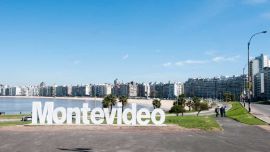 "En Montevideo, por ejemplo, una pareja puede vivir con US$ 3.200 mensuales", afirma el sitio.