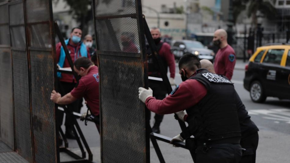 La policía de la Ciudad colocó esta mañana las vallas.