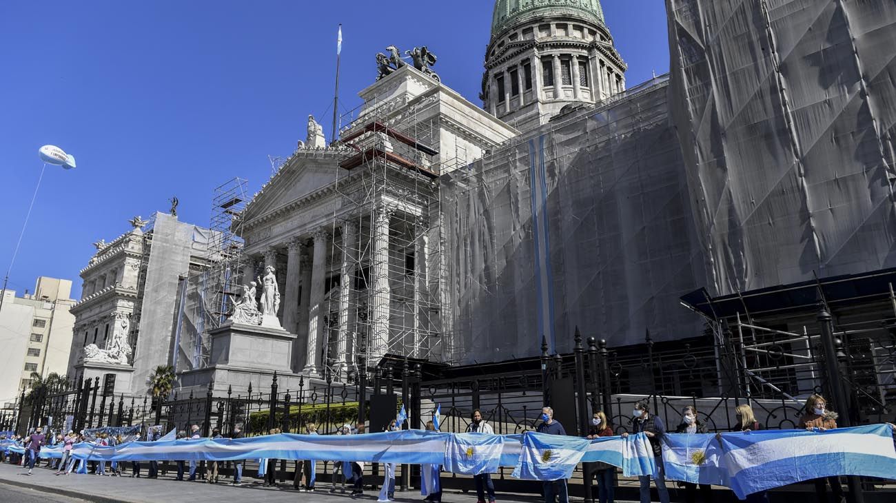 Nueva marcha contra la reforma judicial frente al Congreso nacional.