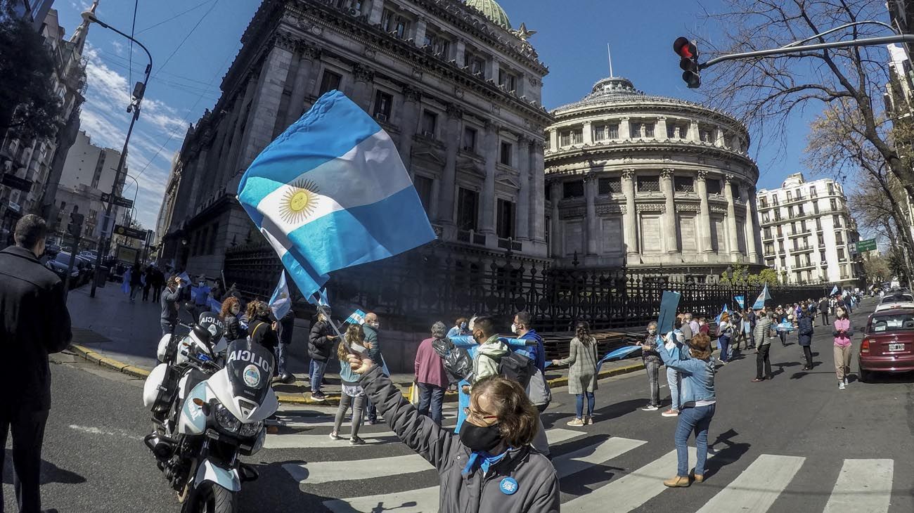 Nueva marcha contra la reforma judicial frente al Congreso nacional.