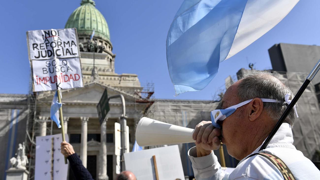 Nueva marcha contra la reforma judicial frente al Congreso nacional.