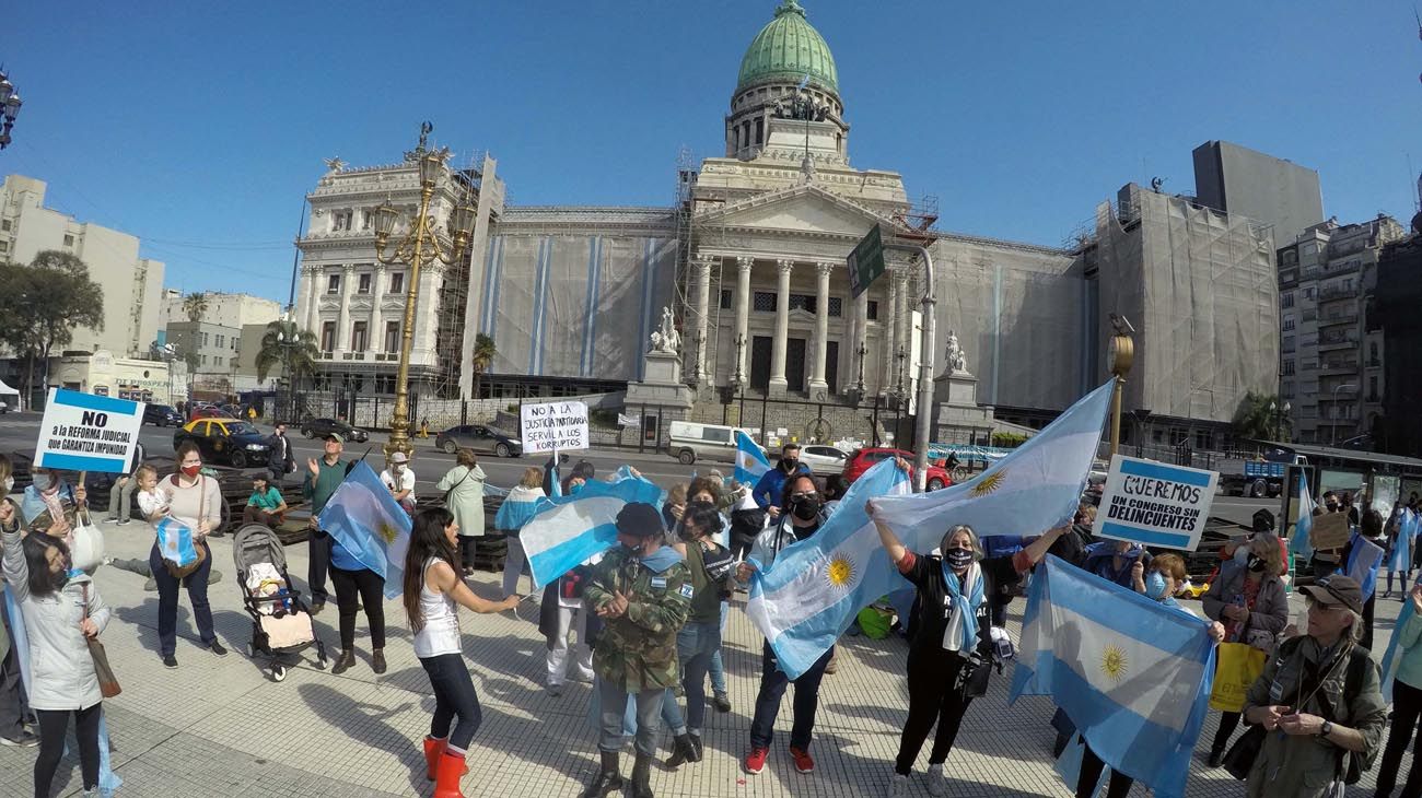 Nueva marcha contra la reforma judicial frente al Congreso nacional.