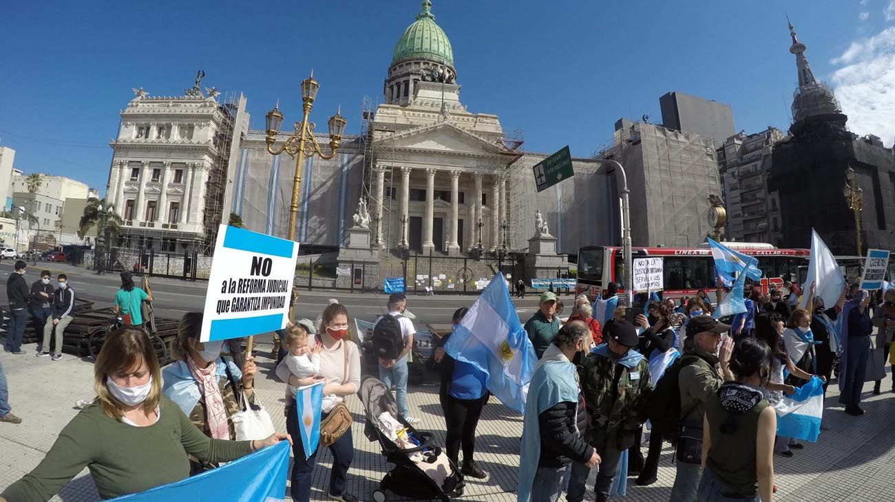 Nueva marcha contra la reforma judicial frente al Congreso nacional.