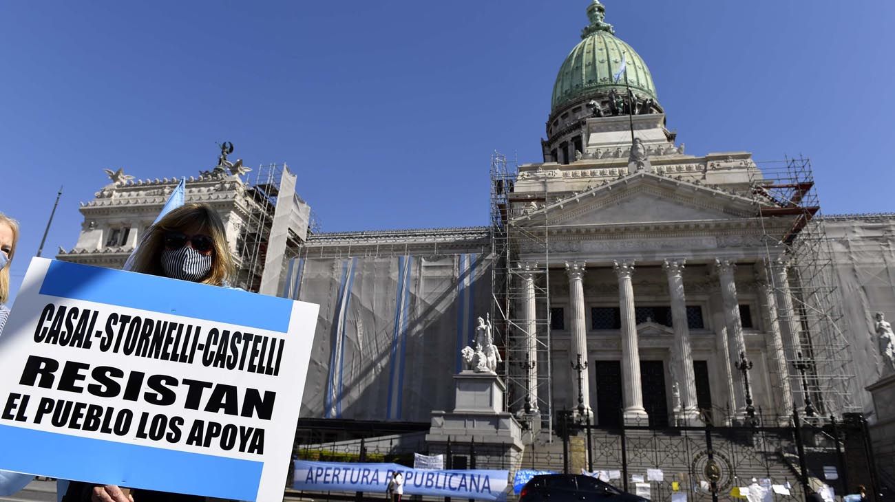 Nueva marcha contra la reforma judicial frente al Congreso nacional.