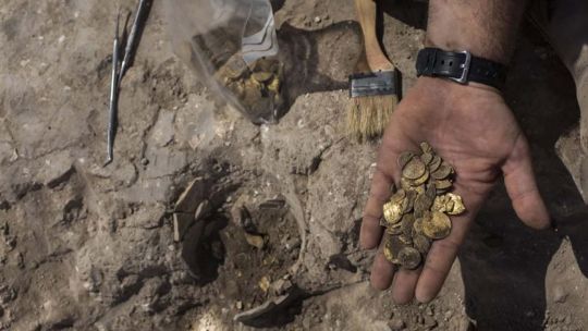 Las monedas, 425 en total, estaban hechas de oro puro de 24 quilates y pesaban 845 gramos.