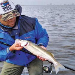 Pescar pejerrey vadeando es sencillamente espectacular y Diego no se lo perdió. Para ello utilizó boyas Criterio número 8 y brazoladas cortas, con las que tuvo muy buenos resultados.