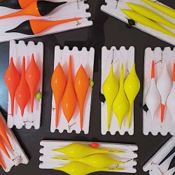 Diferentes modelos y colores de boyas Criterio de madera balsa, según los gustos personales.