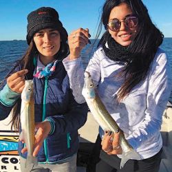 Mary y Vicky, diosas de la nota, quienes nos demostraron una vez más que la pesca no tiene un solo dueño. Ellas lograron pejerreyes con líneas de tres boyas y paternóster.