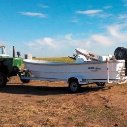Tractor y trucker, buena combinación para ingresar al agua.