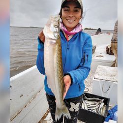 Matungazo que superó los 900 g y fue pescado al garete en el centro del espejo. Hay que dejarlos comer bien cuentan los pescadores.