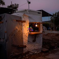 Esta foto muestra una tienda junto al campo de refugiados de Moria, en la isla de Lesbos. - Hace cinco años, el campamento más grande de Europa, previsto para albergar apenas a 2.770 personas, estaba contenido detrás de alambre de púas. | Foto:ANGELOS TZORTZINIS / AFP