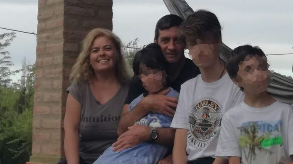 Papá Federico, con Ignacio en los brazos junto a mamá Inés y sus hijos. Río Cuarto, Córdoba.