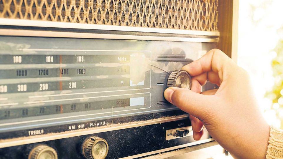 Clásico por siempre. Desde la primera transmisión en la terraza del Teatro Coliseo al streaming y el podcast, la radio acompaña.