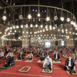 Los musulmanes mantienen su distanciamiento social mientras asisten a las oraciones en la mezquita de Muhammad Ali después de una suspensión de cinco meses debido a la propagación de la pandemia del coronavirus (COVID-19). | Foto:Mohamed Shoukry / DPA