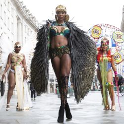 Inglaterra, Londres: un trío de bailarines de soca caribeños entretienen a los transeúntes mientras Samsung presenta en las pantallas de Piccadilly Circus un tráiler del primer Carnaval de Notting Hill digital. | Foto:Matt Alexander / PA Wire / DPA