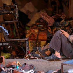 Un reparador de zapatos espera a los clientes en la ciudad de Hebrón, en la ocupada Cisjordania. | Foto:Emmanuel Dunand / AFP