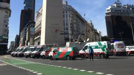 Ambulancias del SAME en el Obelisco, haciendo sonar sus sirenas. El homenaje al doctor Juan Lobel, muerto por coronavirus.