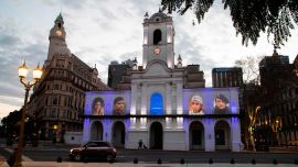 Retratos de trabajadores imprescindibles dentro de la pandemia del coronavirus Covid-19 se proyectan en la fachada del histórico Cabildo de Buenos Aires, por iniciativa del Ministerio de Cultura como homenaje a su compromiso.