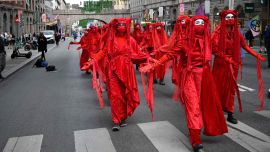 Activistas climáticos del movimiento Extinction Rebellion se manifiestan en el centro de Estocolmo, Suecia.