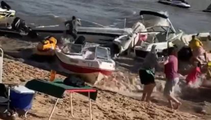 Una ola gigante provocó el choque de numerosas lanchas en Rosario.