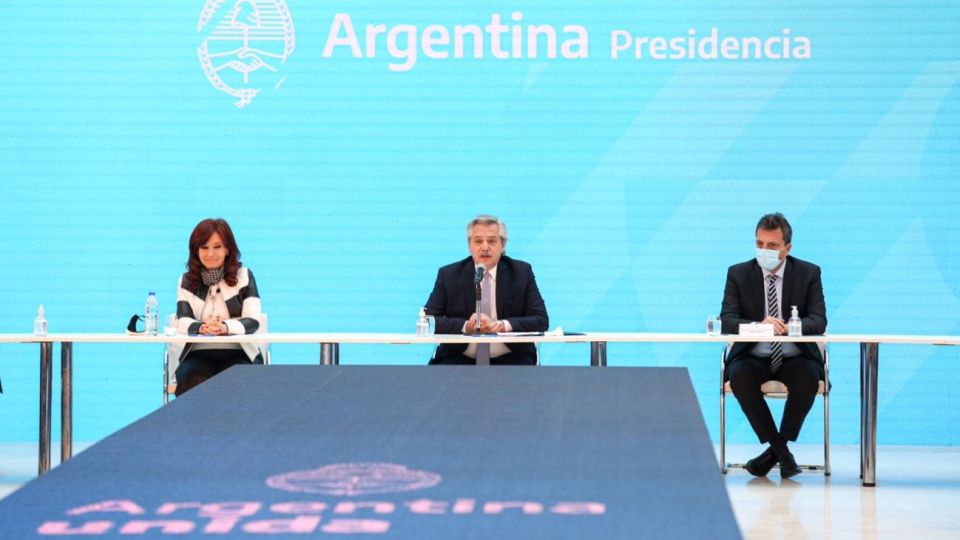 Alberto Fernández, acompañado por Cristina Kirchner, Sergio Massa y Martín Guzmán, celebró la reestructuración de un 99% de la deuda.