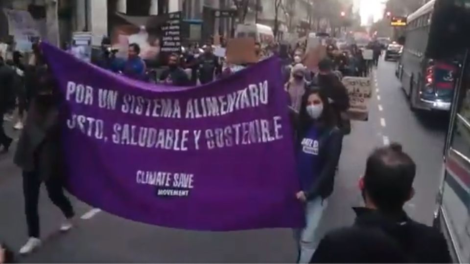 Una marcha de asociaciones ambientalistas hacia Plaza de Mayo para protestar por el acuerdo de exportación de cerdos a China.