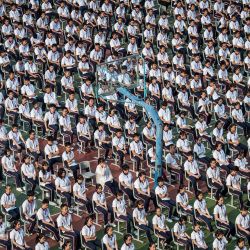 Los estudiantes asisten al 100 aniversario de la fundación de la escuela secundaria de Wuhan el primer día del nuevo semestre en Wuhan, en la provincia central de Hubei de China. | Foto:STR / AFP