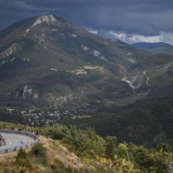 La manada corre durante la 3a etapa de la 107a edición de la carrera ciclista Tour de Francia, 198 km entre Niza y Sisteron. | Foto:Marco Bertorello / AFP