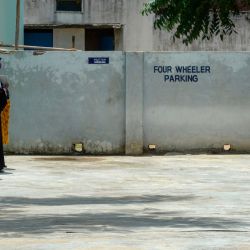 Los residentes hacen cola mientras observan a un trabajador de la salud con equipo de protección personal (PPE) recolectando una muestra de hisopo de una mujer en un centro gratuito de pruebas de coronavirus COVID-19 en el distrito de Medchal Malkajgiri en las afueras de Hyderabad. | Foto:NOAH SEELAM / AFP