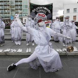 Activistas del grupo de protesta climática Extinction Rebellion se presentan en General Gordon Square en Woolwich en el sureste de Londres para resaltar las muertes adicionales causadas por la contaminación del aire del tráfico y oponerse al túnel de Silvertown planeado bajo el río Támesis. | Foto:Tolga Akmen / AFP