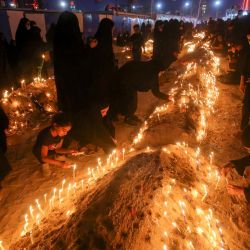 Mujeres iraquíes encienden velas durante una ceremonia conmemorativa el décimo día del mes de Muharram que marca el pico de Ashura, en la ciudad santa de Karbala. | Foto:AHMAD AL-RUBAYE / AFP