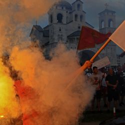 Los partidarios de la oposición celebran en las calles después de las elecciones generales en Podgorica, Montenegro. | Foto:SAVO PRELEVIC / AFP