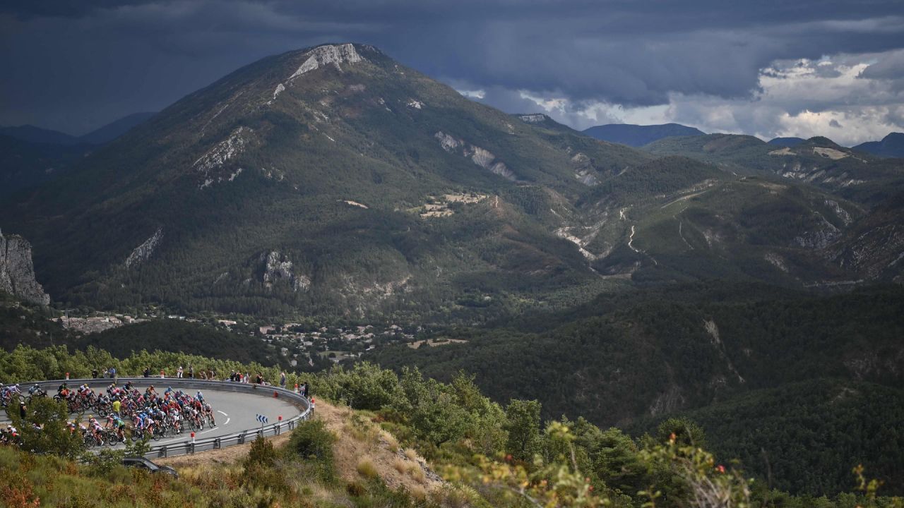 La manada corre durante la 3a etapa de la 107a edición de la carrera ciclista Tour de Francia, 198 km entre Niza y Sisteron. | Foto:Marco Bertorello / AFP
