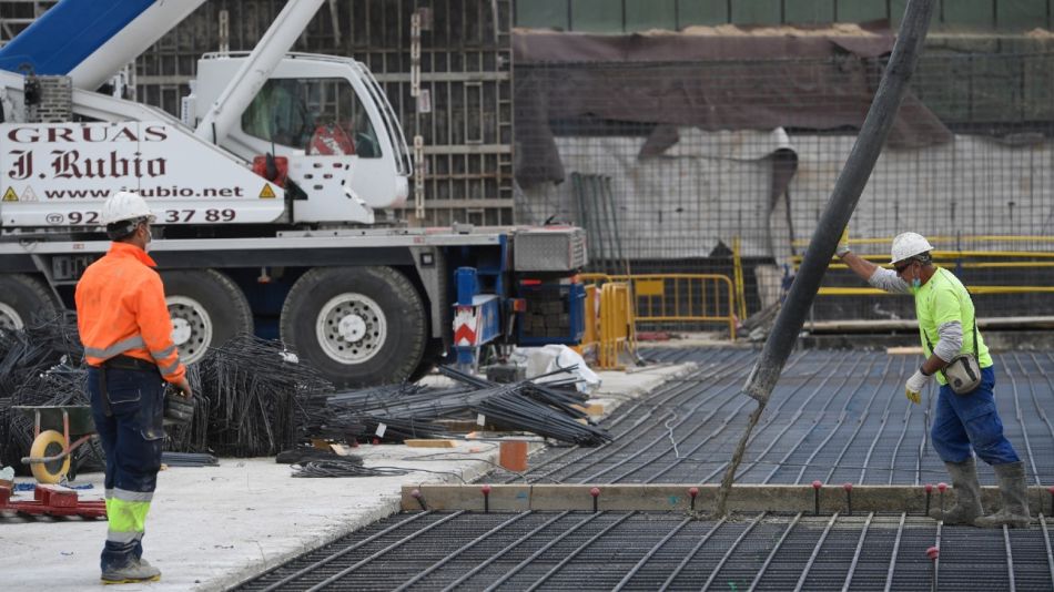 Construcción de un hospital de emergencia en Valdebebas, cerca de Madrid. España vuelve a la actividad y se prepara para la segunda ola.