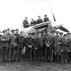 El escuadrón instaló su base de operaciones en la costa oriental de Escocia y fue equipado con los versátiles cazas Spitfire. 