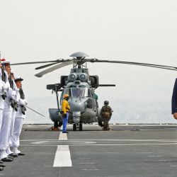 El presidente francés, Emmanuel Macron, revisa a los guardias cuando llega al portahelicópteros francés Tonnerre para una segunda visita al puerto de Beirut. | Foto:Stephane Lemouton / POOL / AFP